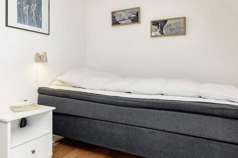 Questa accogliente casa vacanze si estende su 120 m² e può ospitare fino a 4 persone, con 3 accoglienti camere da letto, tra cui un letto singolo e un letto matrimoniale. Il soggiorno è progettato per il comfort e l'intrattenimento, dotato di Chromec...