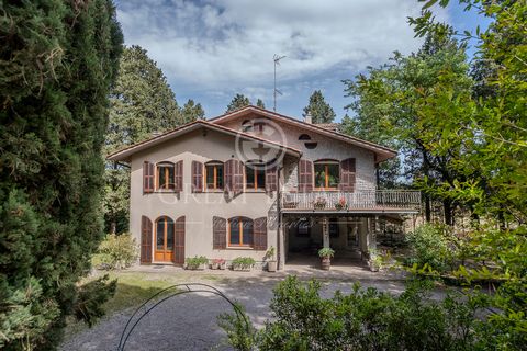 Situato tra le dolci colline della Toscana, Il Viale Fiorito è una proprietà versatile e affascinante. Il casale ha una superficie di circa 420 mq ed è attualmente divisa in 2 appartamenti con entrata indipendente per un totale di 4 camere e 4 bagni....