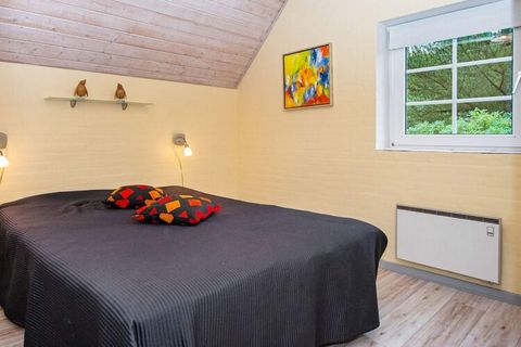 Ferienhaus mit Swimmingpool, Whirlpool und Sauna im Haus und zudem guter Lage in der Plantage bei Vester Husby. Das Ferienhaus ist zweigeteilt, mit je drei Schlafzimmern und einem Badezimmer ausgestattet und somit ideal für den gemeinsamen Urlaub meh...