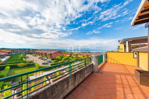 Bright duplex positioned on the penthouse floor with elevator located within a prestigious residence with swimming pool in a residential area in Desenzano del Garda. It enjoys a living area with separate kitchen and bathroom serving the floor, rooms ...