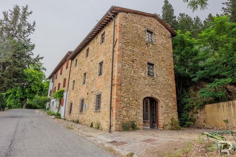 Circondato da colline mozzafiato e da una vegetazione lussureggiante, questo rustico ben tenuto si presenta come un'affascinante ed eccellente opzione di investimento, esposto su tre lati e che offre la soluzione perfetta per chi desidera privacy ed ...