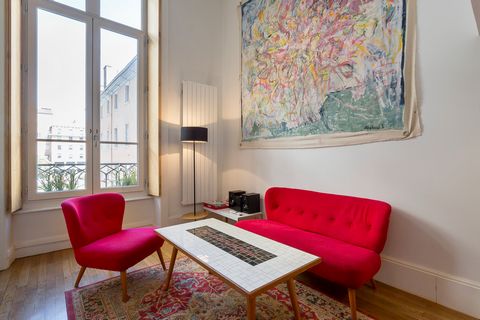 Aménagé par une architecte, ce meublé de 38 m² est composé d’une très agréable pièce à vivre pourvue d’une immense fenêtre, TV, canapé lit, table de salle à manger, une cuisine américaine entièrement équipée (four, réfrigérateur/congélateur, micro-on...