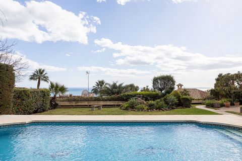 Esta impresionante villa se encuentra en La Capellania, Benalmádena. Con una superficie construida de 446m², esta villa ofrece un amplio espacio para vivir y disfrutar. La parcela de 1.347m² cuenta con un jardín privado y una piscina privada, perfect...