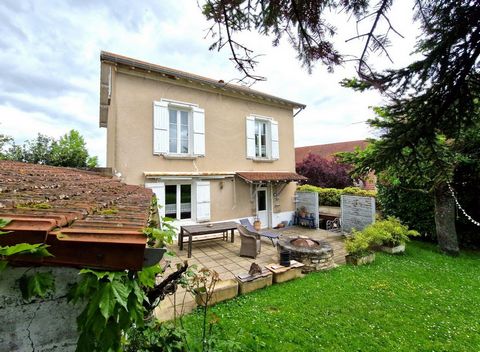 Haus zu verkaufen in Châtenoy-le-Royal (71880): 5 Minuten von der Stadt CHALON SUR SAONE entfernt, in der Nähe von Geschäften und Einrichtungen, befindet sich dieses unabhängige Haus mit 6 Zimmern, von ca. 160 m² Wohnfläche, auf einem Grundstück von ...