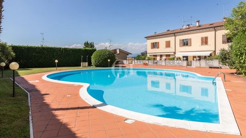 In Desenzano in an area convenient to the station and the center, we sell NEWLY RESTORED APARTMENT in residence with swimming pool and communal garden. The apartment is located on the mezzanine floor and free on 3 sides with 3 independent entrances, ...