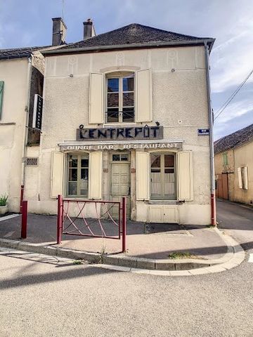 En EXCLUSIVITÉ : Venez découvrir à Rouvray cet ancien Bar/Restaurant.qui offre en rez de chaussée une belle pièce de vie de 64 m² environ avec un bar où la convivialité est dejà présente dans les lieux car c'était l'ancienne salle de restaurant, une ...