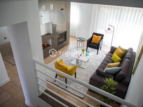 Magnifik villa med 3 sovrum med havsutsikt och pool i Albufeira Denna villa ligger i en privat bostadsrätt i Albufeira och kombinerar lugn och modern komfort. Bottenvåning: Elegant entré Rymligt vardagsrum och matsal Fullt utrustat modernt kök Förråd...