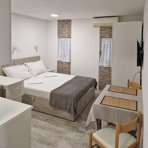 The charming studio apartment is located in the eastern part of the city of Split, near the student campus, which is about 400 meters away, and the beach of Žnjan, which is about 800 meters away. The city center, bus station, railway station and ferr...