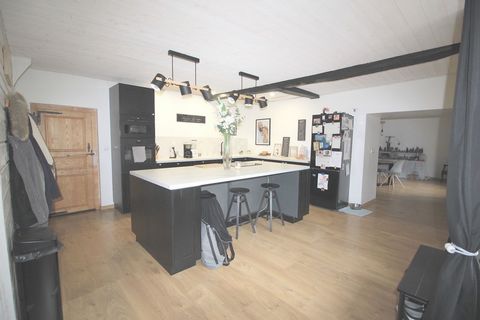 MAISON A 7 MINUTES PONT DE ROIDE : Maison de village de 168 m2 habitables rénové avec goût. Composée d'une belle cuisine équipée, salon, salle à manger, 3 grandes chambres dont 2 suites parentales avec salle d'eau et dressing, mezzanine, salle de bai...