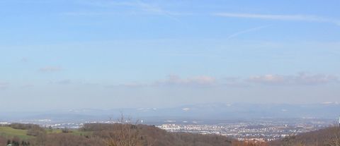 Plateau van Blamont. Vanaf deze plek kunt u de zon vroeg zien opkomen in de Elzas, de Vogezen, het Territoire de Belfort, de Haute Saône, de Doubs en een klein deel van Zwitserland. Waarom zou je er niet wonen om de rust en stilte van de plaats te wa...