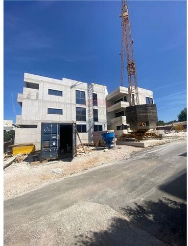 Location: Zadarska županija, Zadar, Diklovac. Willkommen beim Projekt „Diklovac – moderne Wohnungen zum Verkauf“! OBJEKTBESCHREIBUNG: Die Wohnung befindet sich im obersten Stockwerk des Gebäudes und ich habe meine eigene Dachterrasse mit freiem Blick...