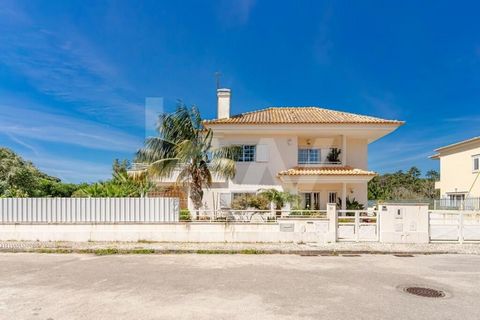 If you are looking for a detached villa in an exclusive location, with lots of privacy and close to the beach, this is the opportunity for you! Property description: Located in a very recent urbanisation, in one of the best locations in Charneca de C...