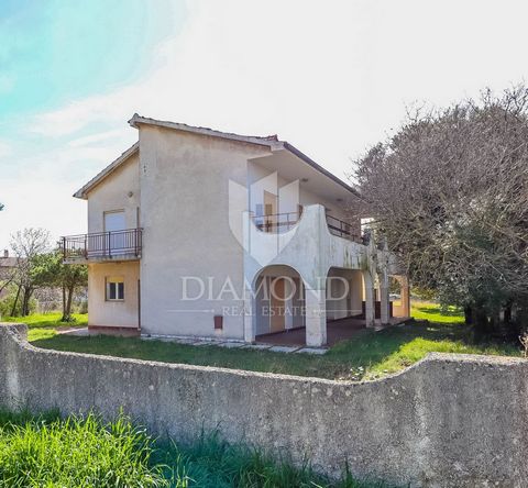 Location: Istarska županija, Medulin, Vinkuran. Istria, Pula, surroundings, not far from Pula, only 6 km away, in a small town in a quiet street, we are selling this spacious house. The house is located only 400m from the sea and the first beaches. T...