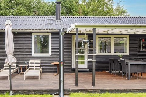 Nella bellissima Skødshoved, a ca. A 300 metri dalla spiaggia balneare con acqua bassa, questo cottage si trova su un 1500 m & # 178; ampio terreno naturale. Casa m & # 178; è utilizzato in modo ottimale e molto ben arredato. Cucina luminosa e aperta...