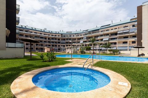 Treten Sie ein in diese wunderschön gepflegte 2-Zimmer-Wohnung im Stadtteilin der Nähe des Hafens von Denia, perfekt für diejenigen, die eine Mischung aus Komfort und Bequemlichkeit schätzen. Diese komplett renovierte Wohnung, bietet eine geräumige 9...