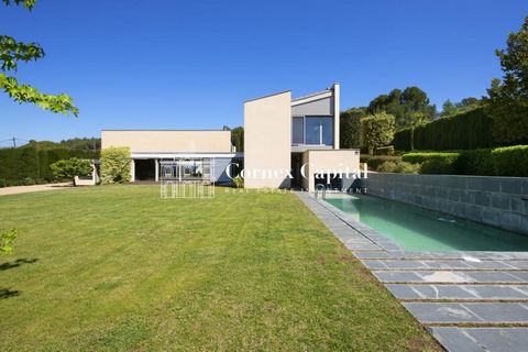 Dieses helle Haus mit modernem Design befindet sich in einer kleinen Stadt in der Region Baix Empordà, umgeben von der beeindruckenden Landschaft des Empordà, voller Natur. Das Haus verfügt über 360 m² bebaute Fläche verteilt auf 2 Etagen auf einem 2...