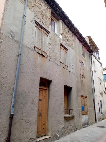 Two-sided village house with two entrances, garage, double attic and terrace. Possibility of 240 m2 of living space plus 60m2 of convertible attic or possibility of roof terrace overlooking Cathar castles. Plan structural works and interior fittings....