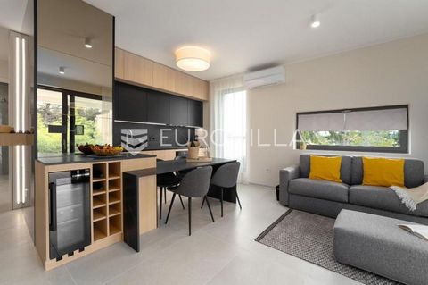 Istria, Rovinj, one-bedroom apartment for rent in a newly built building in an excellent location. In a newly built smaller building with only 4 apartments, at the end of a quiet cul-de-sac and next to the forest, just 10 minutes from beautiful beach...