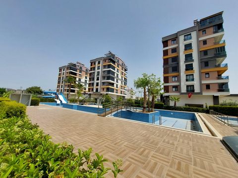 Rymlig 3+1 lägenhet till salu i Antalya, Kepez med moderna bekvämligheter Överblick Denna eleganta lägenhet med 3 sovrum, byggd för 4 år sedan, erbjuder modernt boende med utmärkta faciliteter. Viktiga funktioner Planlösning: 3 sovrum, 1 vardagsrum T...