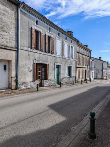Maison de ville de 101 m2 , grande de 150m2 , terrain constructible de 496m2