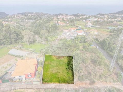 Terreno para venda por 55.000eur com possibilidade de construção de moradia unfamiliar.  Terreno com área total de 870m2 localizado na zona das Queimadas e Fontes, bem próximo do centro do pitoresca cidade de Santana.