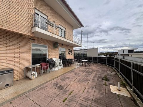 Descubre esta encantadora cafetería en el corazón de Braga, Esposende, disponible por solo 32,000. Con una superficie de 95m², este local ofrece un gran potencial para emprendedores que buscan establecer su negocio en una ubicación estratégica y de a...