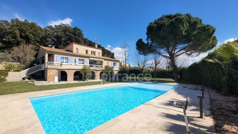 Peyruis (04310) Superbe villa de 247 m2 avec piscine édifiée sur une parcelle de 2400 m2 dans un cadre spacieux