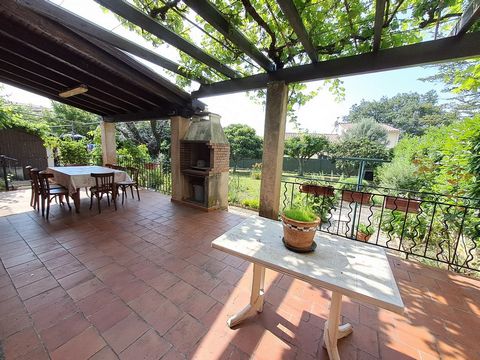 Gelegen in een rustige woonwijk van Pertuis in het zuiden van de Luberon, op ongeveer 30 minuten van Aix en Provence, villa van prachtige constructie samengesteld op de begane grond van een entree, een woonkamer met open haard, een keuken met aanslui...