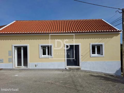 Moradia T2+1 em Santo Isidoro Espaço, Conforto e Excelente Localização! Apresentamos esta acolhedora moradia T2+1 com 115m² de área bruta, ideal para quem procura tranquilidade, proximidade com a natureza e ótimos acessos às principais vias e serviço...