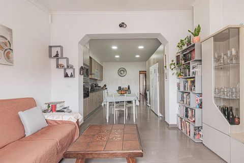 Excelente moradia T4 com aproximadamente 184m2. Esta moradia é composta por dois pisos totalmente independentes. O R/C é composto por um hall de entrada, um quarto, uma sala em open space com a cozinha e um logradouro. A cozinha encontra-se semi-equi...