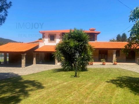 Casa muito bonita e solarenga, com muito charme e detalhes. A 20 minutos do Porto, 10 minutos das lindas paisagens do Rio Douro. Casa com aproximadamente 700m2 de construção, com uma estrutura muito boa e bonita, pronta a ser habitada. Terreno 4000m2...