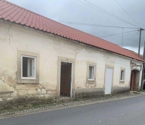 Apresentamos esta moradia em fase final de remodelação e oferece ao futuro proprietário a possibilidade de escolher e aplicar os acabamentos a seu gosto. Com a parte estrutural, o imóvel será vendido no estado atual, o que representa uma excelente op...