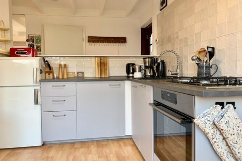 Deze comfortabele en volledig gerenoveerde vrijstaande vakantiewoning in Sint Maartenszee biedt 73 m² aan goed ontworpen woonruimte voor maximaal zes gasten. Met een tweepersoonsbed en vier eenpersoonsbedden verdeeld over drie slaapkamers is deze won...
