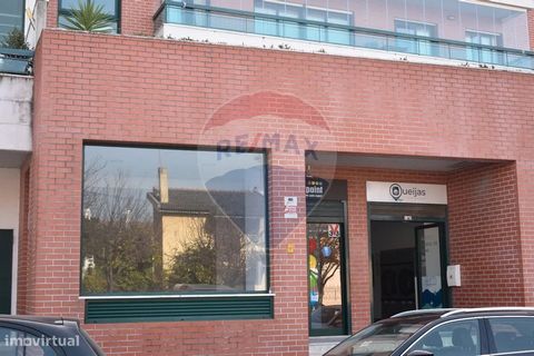 Loja com uma óptima localização em Queijas Com uma localização central, numa zona de excelência, em Queijas, esta loja de 90 m2 tem dois wc's e duas entradas para a loja, com uma montra. Está inserida numa localização muito bem servida de transportes...