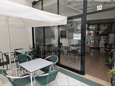Café situado no centro de Santo Tirso. Está pronto a laborar, inclui todo o equipamento hoteleiro, como mesas e cadeiras, balcões, frios, mobiliário, eletrodomésticos, etc.  Não se trata de trespasse. É vendido o imóvel já mobildado. Excelente oportu...