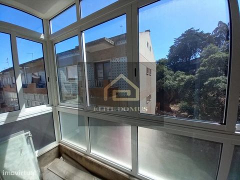Apartamento T2 atualmente em processo de remodelação, garantindo um espaço renovado e acolhedor para familias que procurem tranquilidade na cidade sadina. O apartamento é composto por uma sala espaçosa e luminosa com varanda, uma cozinha totalmente e...