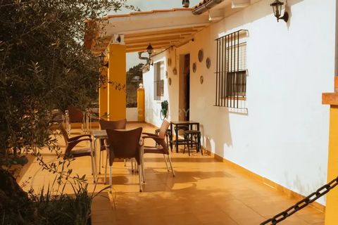 Vende-se casa rural com licença turística, 2513,33 metros2 de terreno, 131 metros2 construídos (101m2 de habitação). Dispõe de dois quartos, duas salas (uma delas transformada em quarto), uma casa de banho, cozinha, alpendre, cozinha exterior com zon...