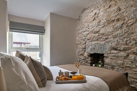 Discover a charming, newly renovated retreat nestled along a historic street lined with 19th-century stone cottages. This inviting, pet-friendly home offers a perfect blend of traditional Welsh character and modern comforts, making it an ideal base f...