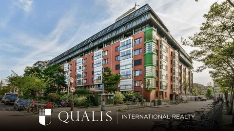 - English text below - Stijlvol beganegrond appartement met lift en inpandige parkeerplaats in het hart van Amsterdam Oud-Zuid Gelegen aan de geliefde Pieter de Hoochstraat in een complex uit 2000 dat is gebouwd op eigen grond — bevindt zich dit eleg...