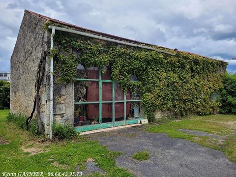 ANGOULEME (16000) : Produit rare proche de la place Victor Hugo et de ses commerces, grange à rénover de 150m2 Grange non mitoyenne en pierre de Charente de la fin du XIXème siècle, sur une belle parcelle de 800m2, ancien commerce + étage à réhabilit...