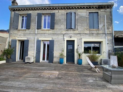 Coup de Coeur! Agréable maison en pierre au calme sur une parcelle de 492 m2 env. Cette maison comprend un séjour de 50 m2 env avec cuisine ouverte et équipée, donnant sur une terrasse en bois de 49 m2 env , un wc et une buanderie de 12 m2 env Deux g...