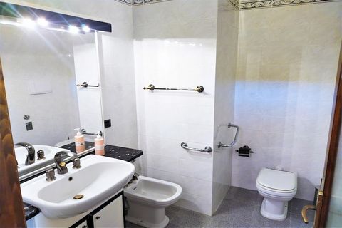 Questa splendida residenza nella rinomata regione turistica della Toscana è dotata di terrazza privata e accesso alle piscine in comune. È molto adatta per le vacanze con la famiglia e gli amici.La casa vacanze si trova a 2,5 km dal centro di Gambass...