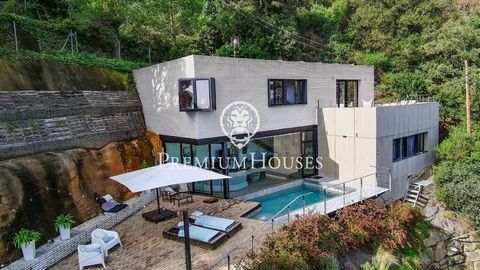 Te presentamos una propiedad única en la tranquila zona de Can Palau, Sant Cebrià de Vallalta. Esta elegante casa independiente de 240 m² fue diseñada en 2018 por un arquitecto que supo integrar con maestría la vivienda en el entorno natural de la mo...