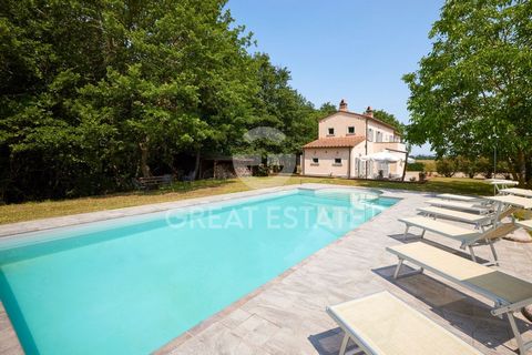The property extends over two levels, with a total area of 200 square meters, and features a vast garden of approximately 9000 square meters, of which 3000 square meters are fenced. Outside, on the side, you will find a beautiful 5x10 meter swimming ...