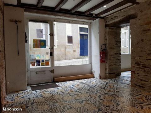 A quelques pas du Château des Ducs et de la Cathédrale, très beau local commercial