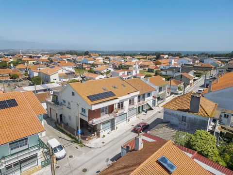 Descubra esta encantadora moradia T3 na Vieira de Leiria, Leiria, Com uma área generosa de 275m², esta propriedade combina conforto e estilo, ideal para famílias que procuram um lar acolhedor e funcional. A casa apresenta um layout inteligente, com t...