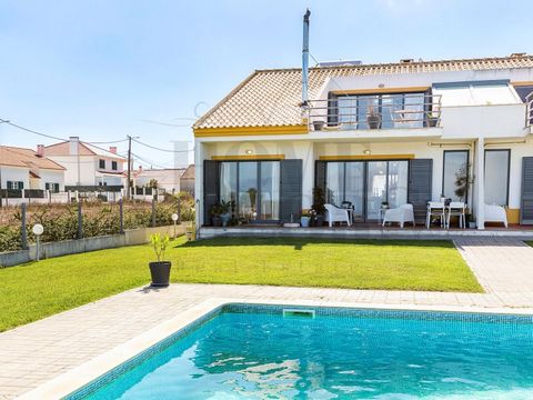 Descubra esta magnífica moradia, inserida num condomínio fechado em Sesimbra, onde o conforto e a tranquilidade se encontram com o charme da paisagem. A 10 minutos de caminhada da praia! Distribuída em dois pisos, esta casa oferece uma sala ampla e c...