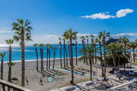 En primera linea de playa, en el mismo centro de Almunecar, con todo lo que se pueda necesitar alrededor, a menos de cinco minutos andando, supermercados, tiendas, bares, restaurantes, etc se ubica este precioso apartamento de 70m2, completamente ref...