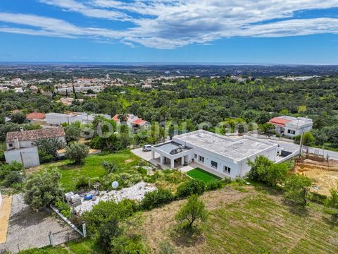 Moradia Isolada T4+1 com vista mar deslumbrante. Localizada em Santa Bárbara de Nexe, a poucos minutos de Faro. Esta propriedade exclusiva oferece quatro quartos espaçosos, incluindo uma suíte principal com closet privativo e casa de banho com duche ...