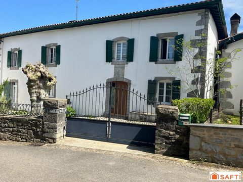 Cette belle demeure ancienne de 1825 offre un cadre de vie authentique, calme et verdoyant. Edifiée sur un terrain de 600 m2, la maison développe un fort potentiel. La maison est habitable en l'état mais offre aussi un beau potentiel d'aménage...
